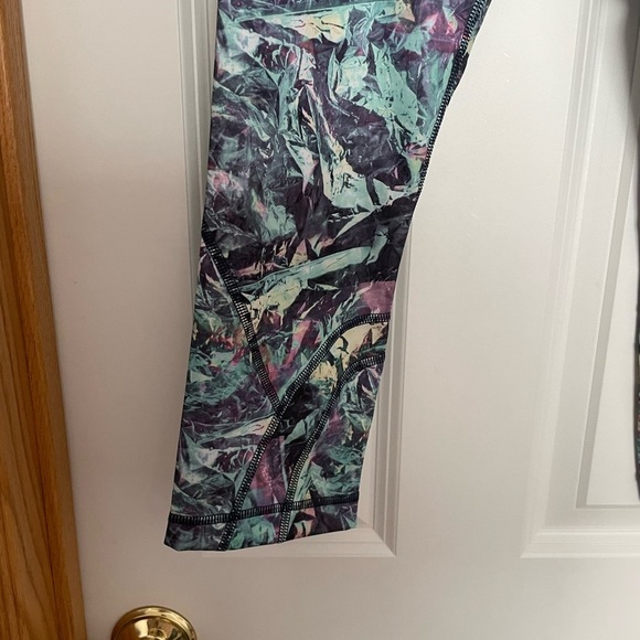 Lululemon Inspire Crop II in Iridescent Multi Size 6 - Picture 5 of 9